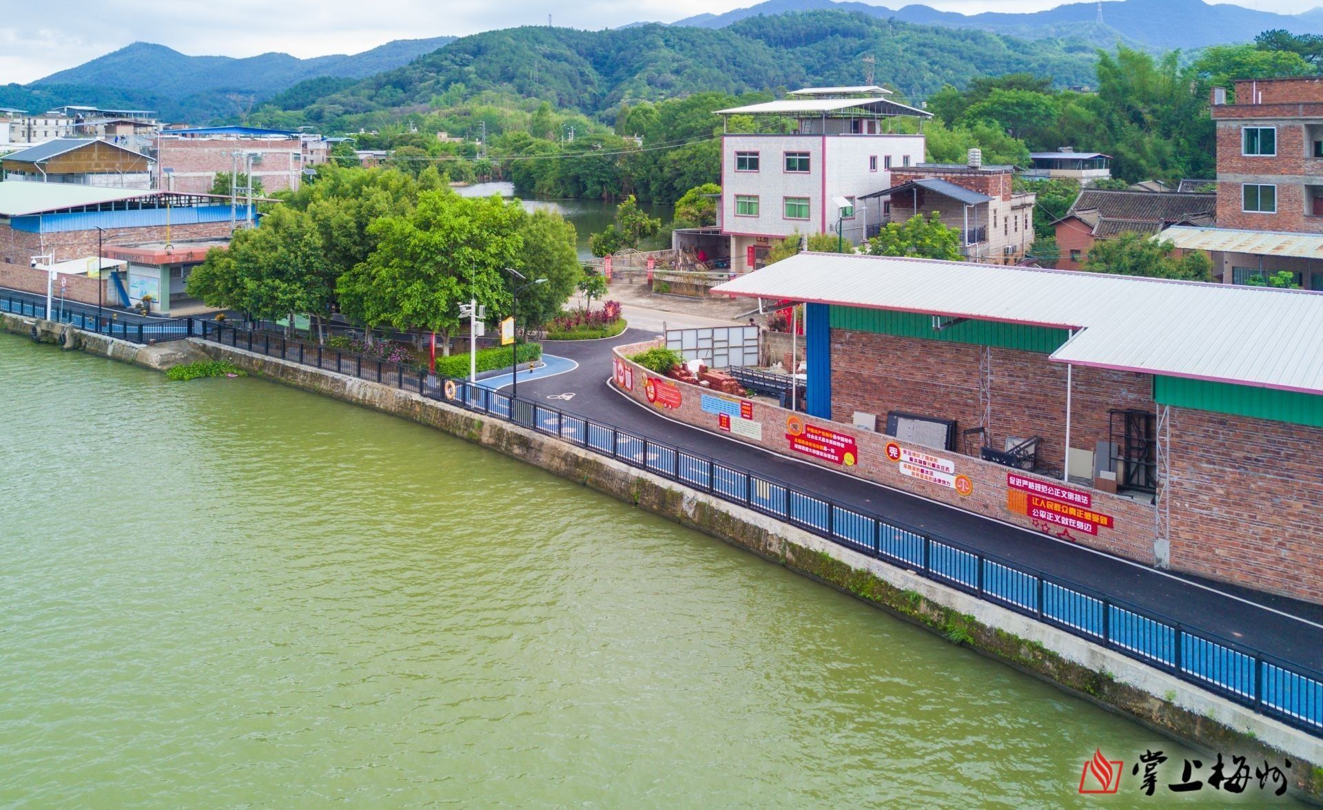 ↑長沙圩鎮(zhèn)碧道鋪設了瀝青并劃分跑道和自行車道，“顏值”再獲提升。（林翔 攝）