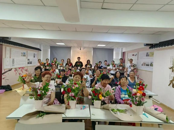 托起夕陽(yáng)紅，'敬老月'暖意濃 組織文化藝術(shù)交流活動(dòng)，為老年生活添色彩